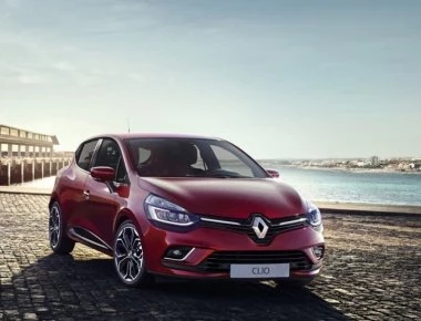 Η Renault παραδίδει πέντε Clio σε πληγέντες κατοίκους από τη φωτιά στο Μάτι